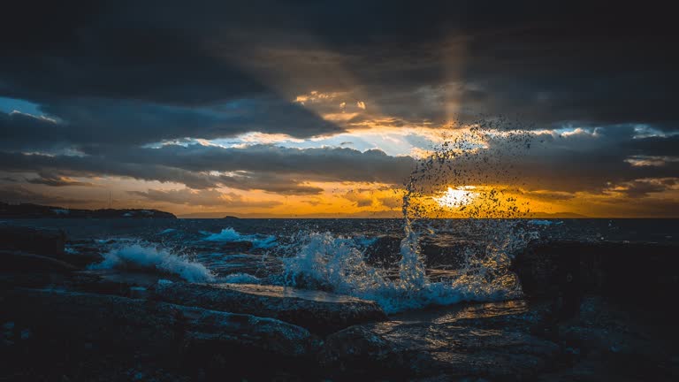 海滩上有海浪拍打着岩石