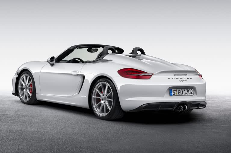 白色保时捷 Boxster 停在工作室里,车顶朝下