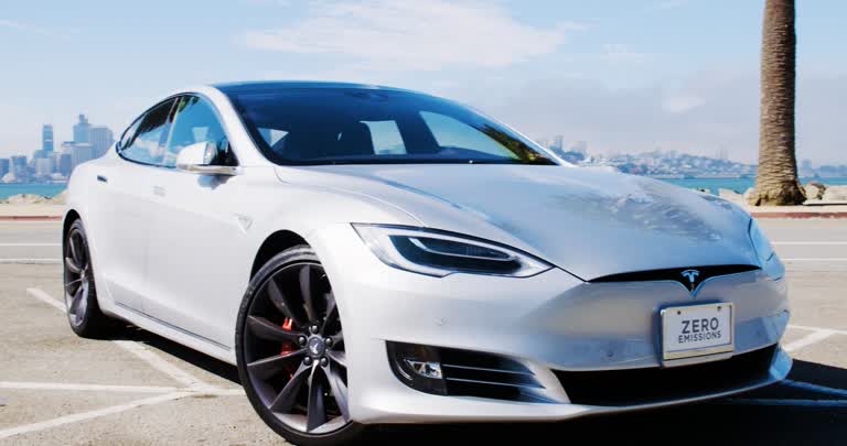 停车场停着一辆白色特斯拉Model S