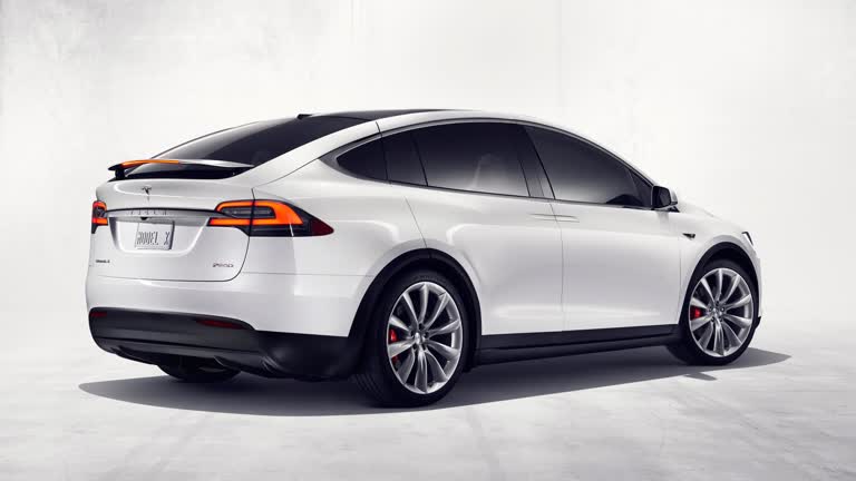 一辆白色特斯拉 Model X 停在白色房间里