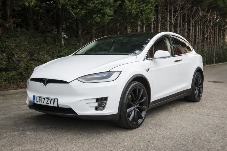 路边停着一辆白色特斯拉SUV