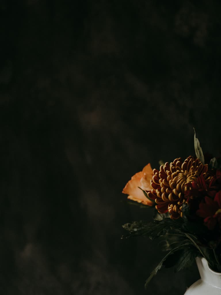 有一个白色的花瓶,里面有一束花