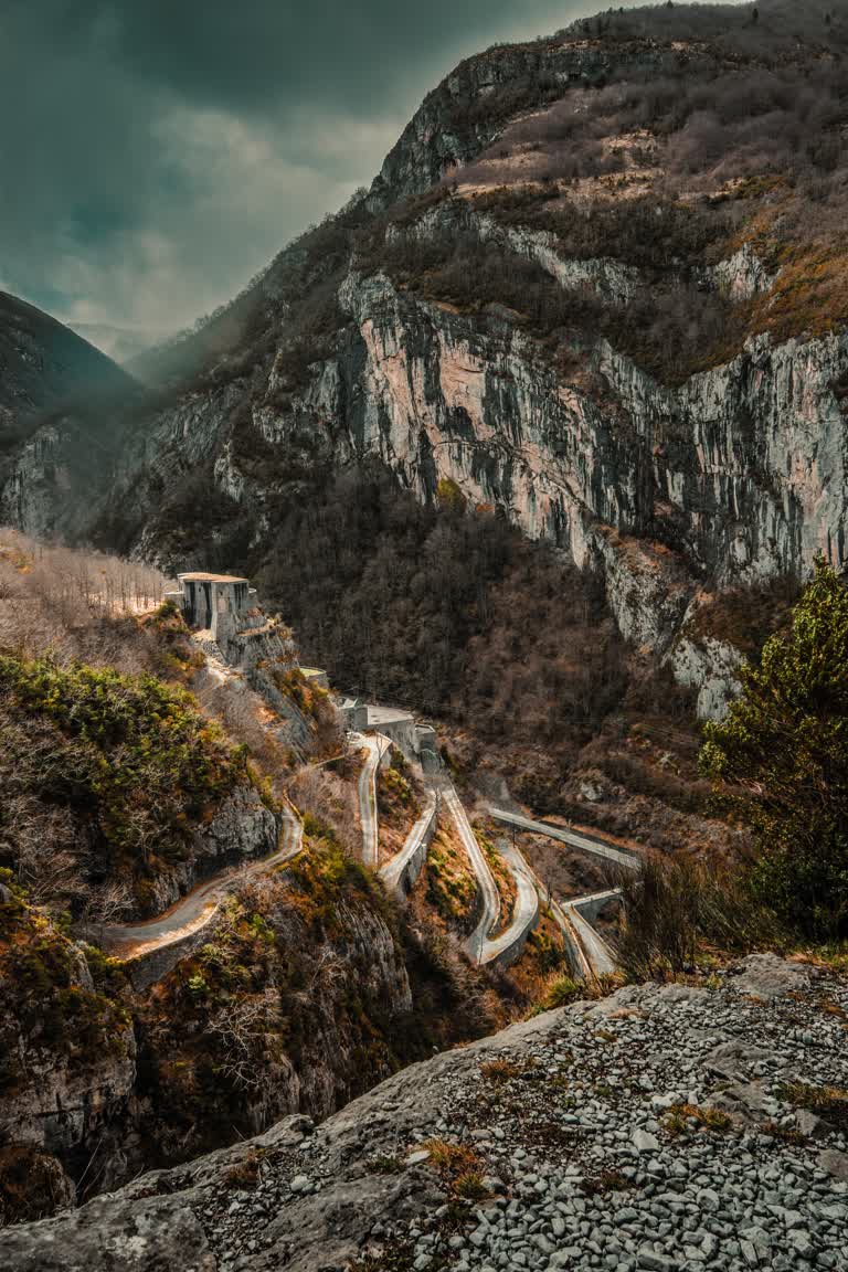 山中有一条蜿蜒的路