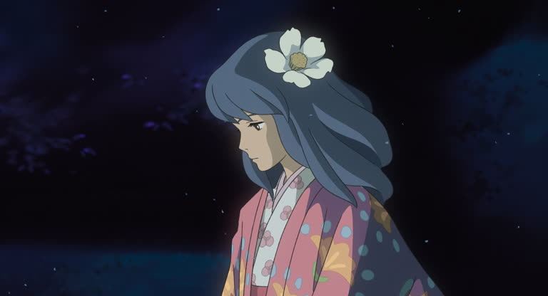 有一个女人,头上插着一朵花,在黑暗中行走
