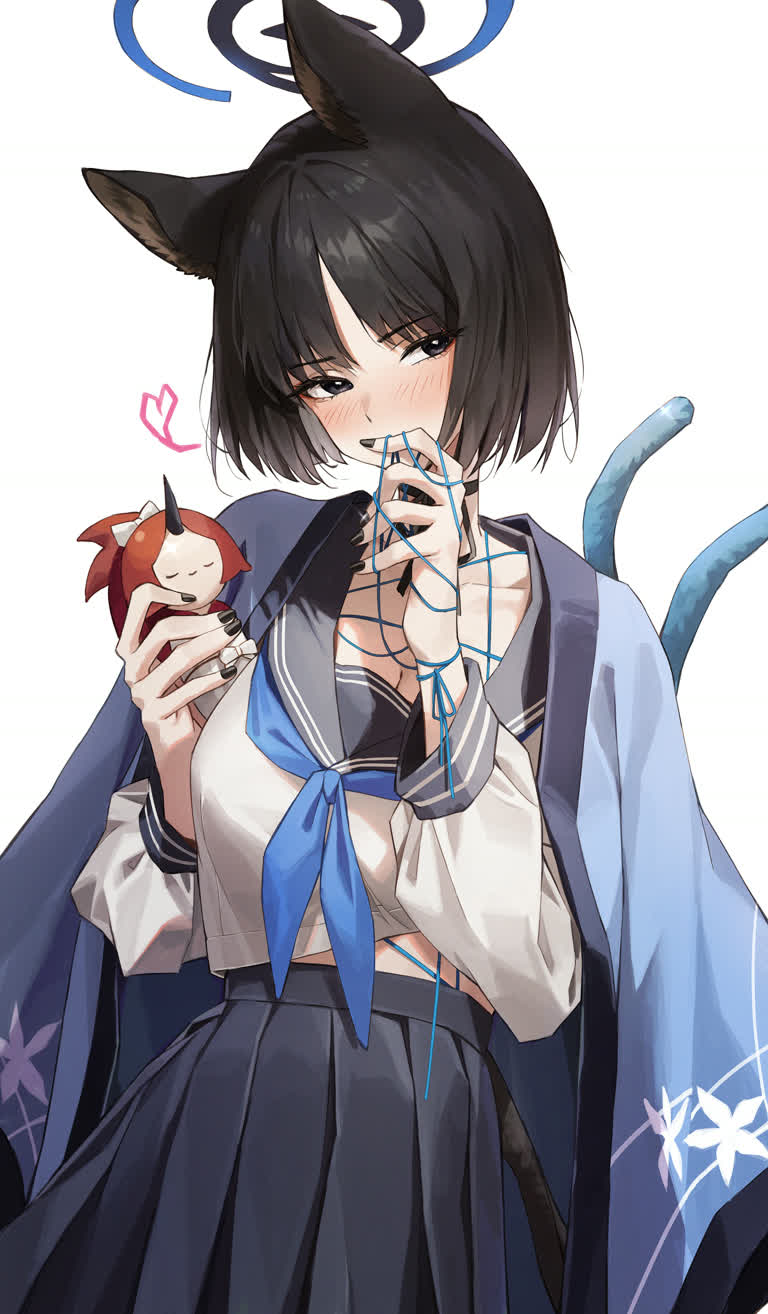 有一个女人,手里拿着一个苹果