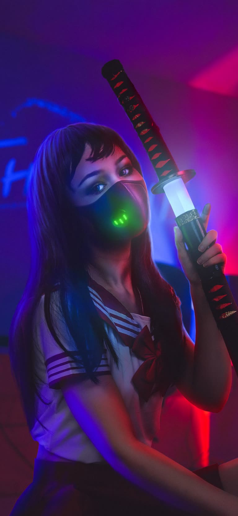 有一个女人,手里拿着一根棒球棒