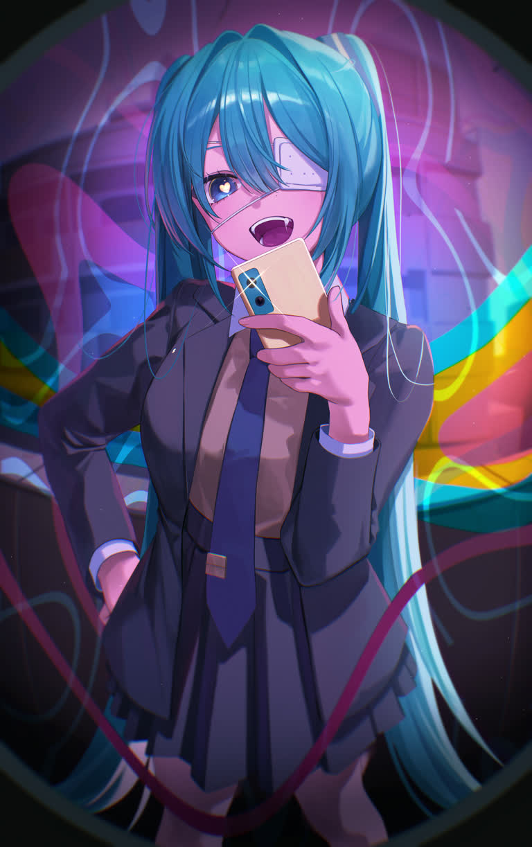 有一个女人,手里拿着手机