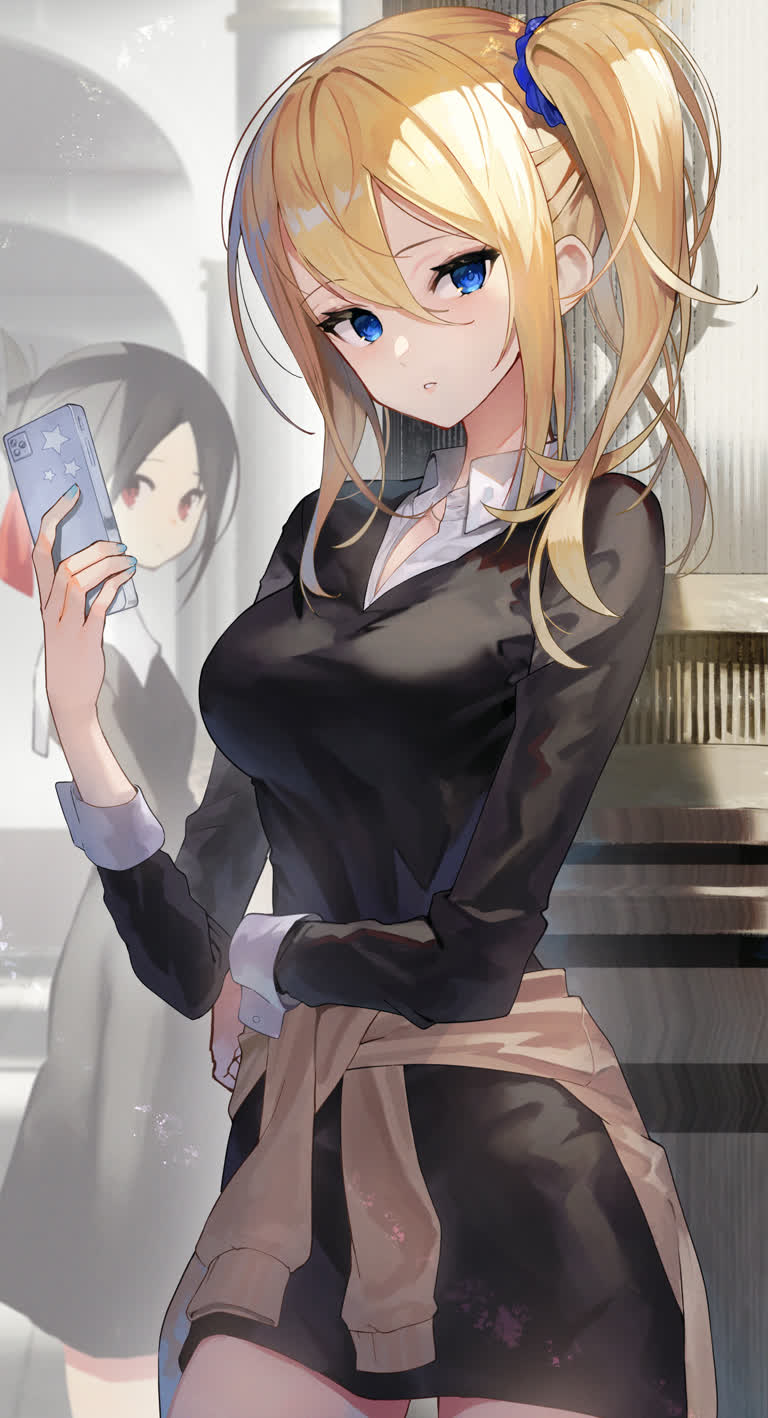 有一个女人,手里拿着手机