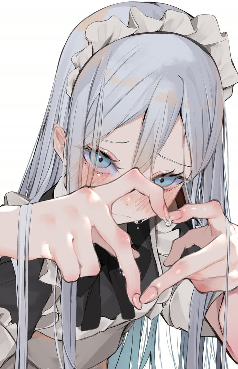 有一个女人,手里拿着手机