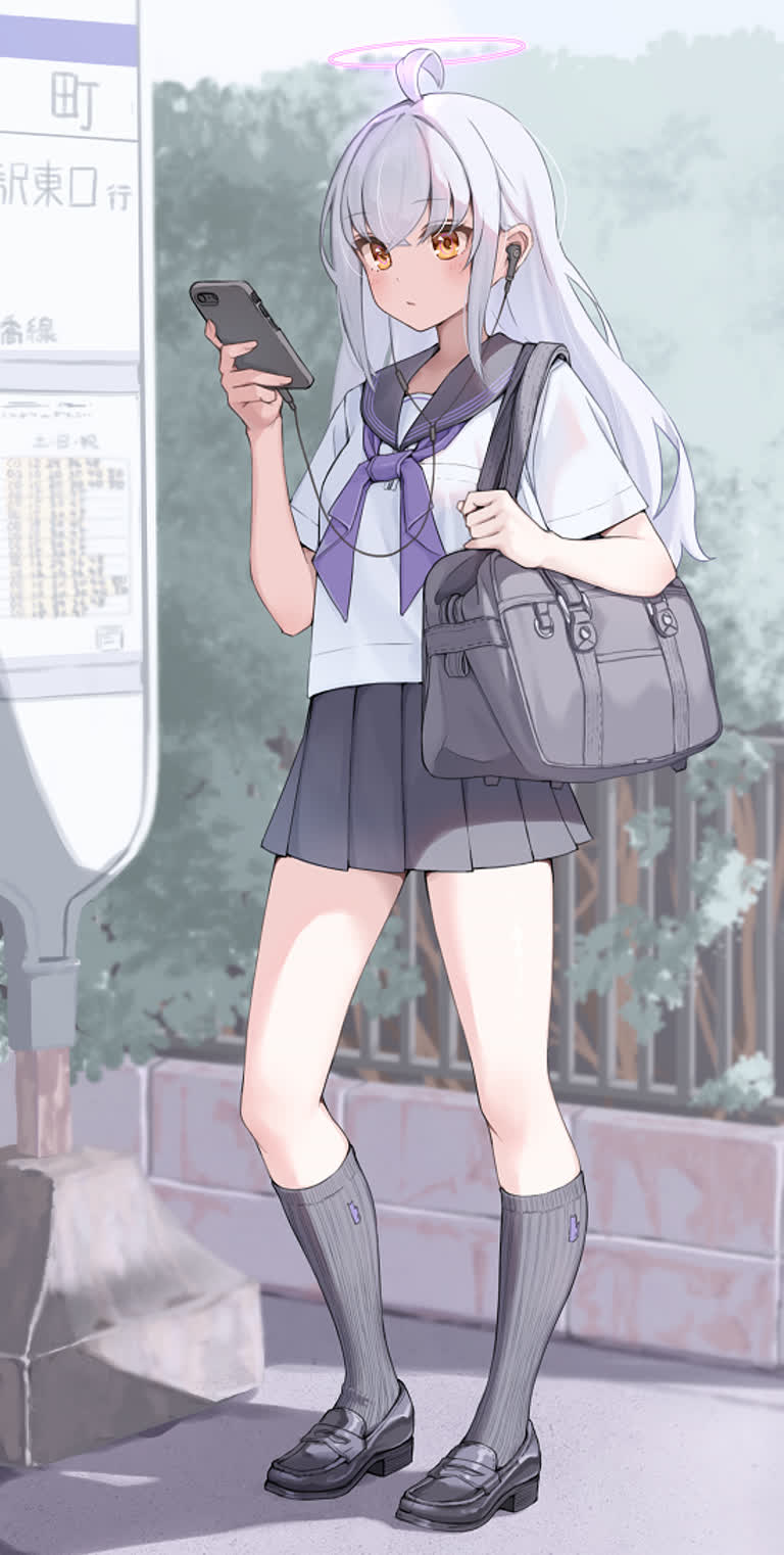有一个女人,手里拿着手机