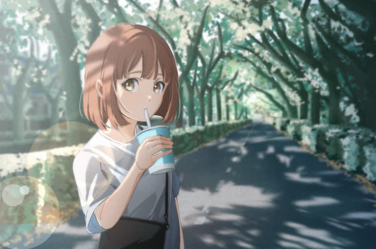 有一个女人,手里拿着饮料