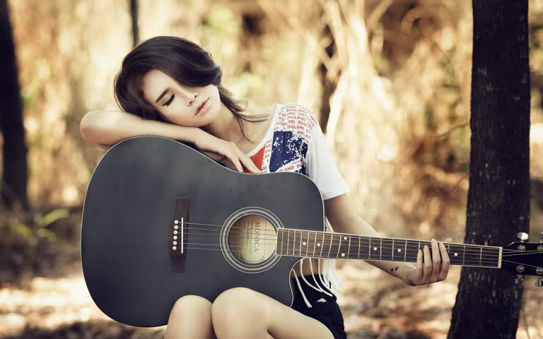 树林里有一个女人拿着吉他