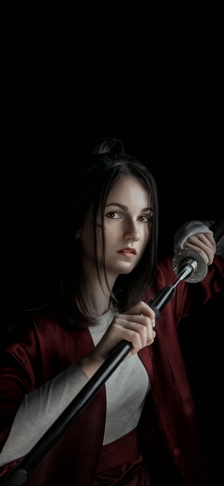 有一个女人,手里拿着麦克风