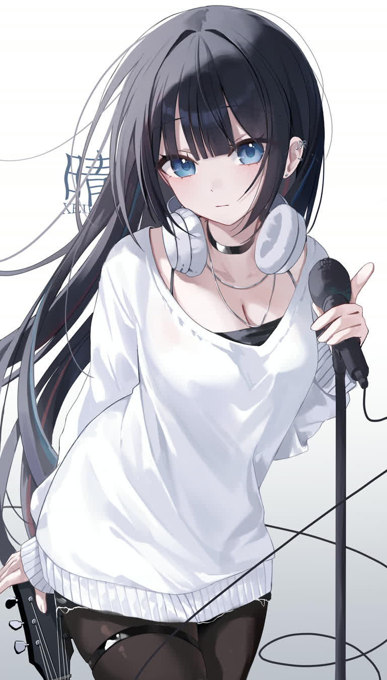 有一个女人,手里拿着麦克风