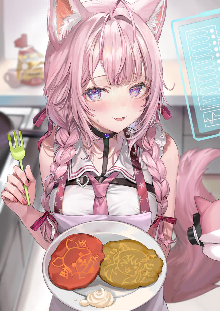 有一个女人端着一盘食物,上面放着一只猫