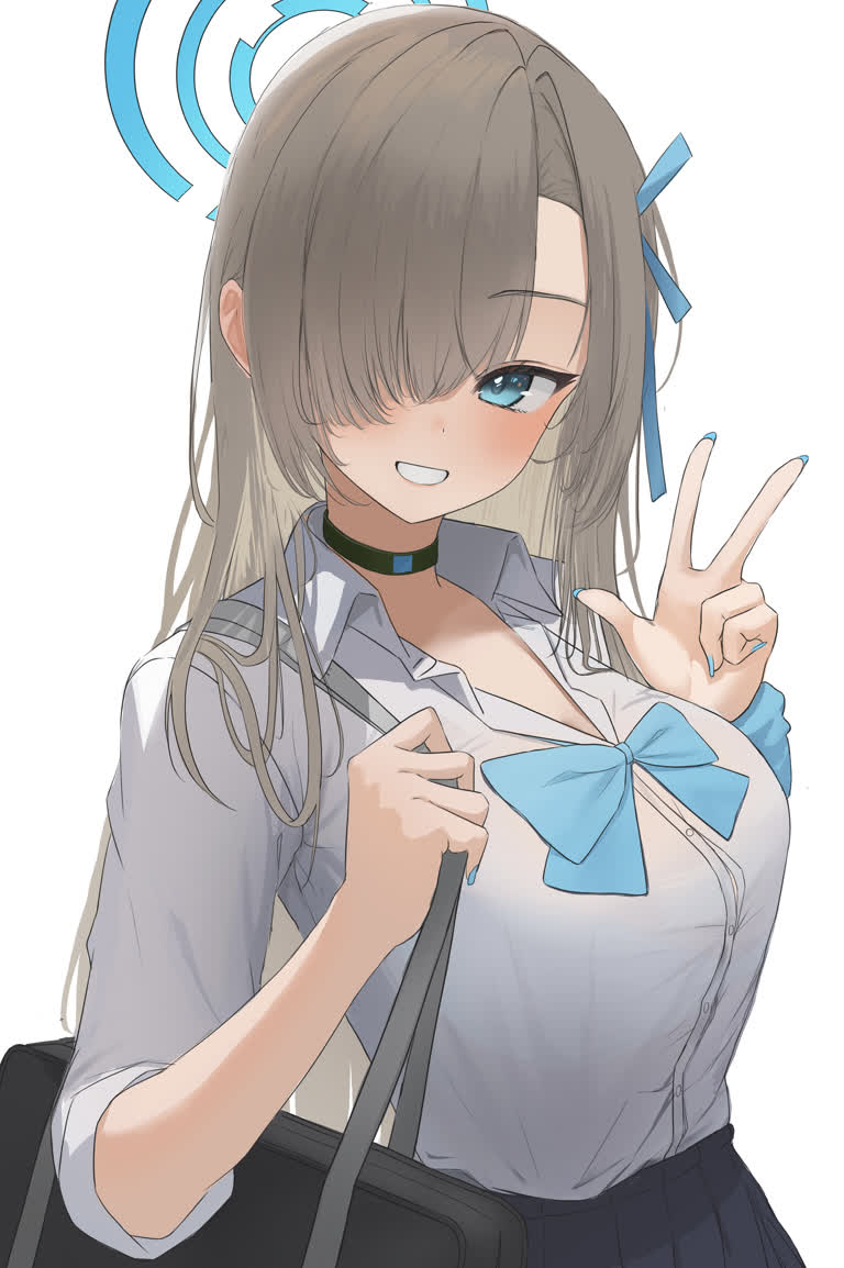 有一个女人拿着一个钱包和一部手机