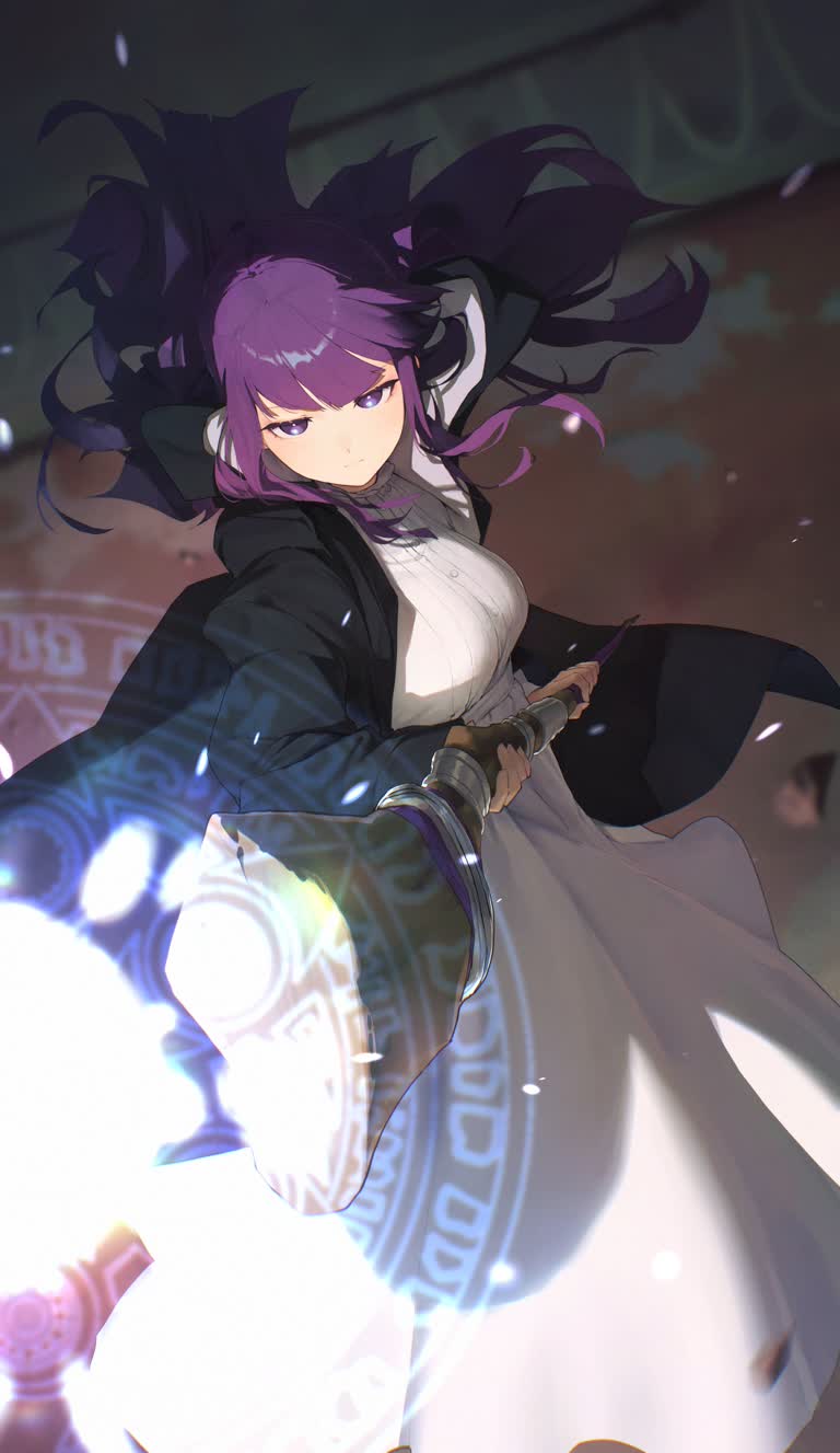 有一个女人,手里拿着一把剑