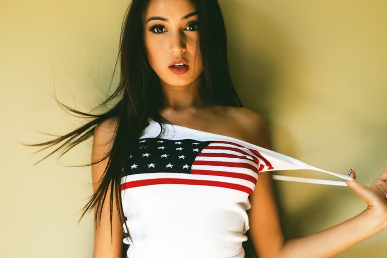 有一个女人手里拿着领带