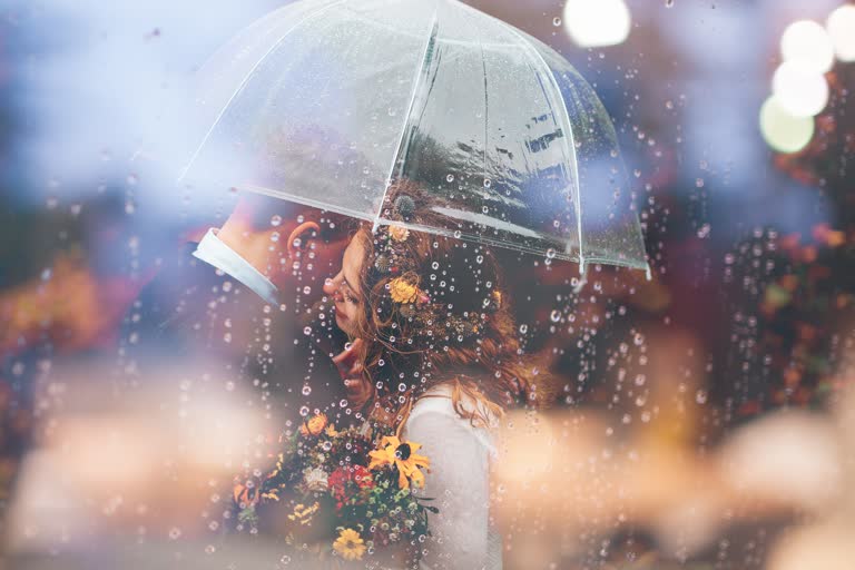 有个女人在雨中撑伞