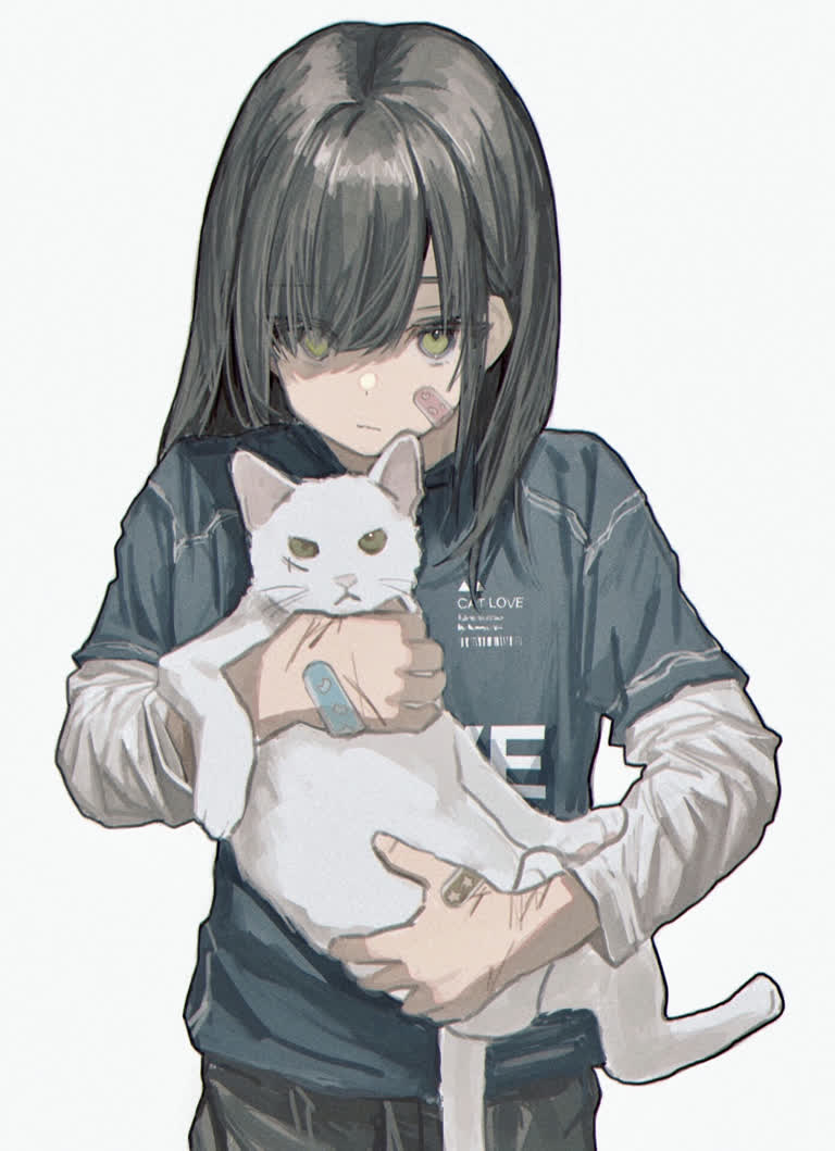 怀里抱着一只白猫的女人