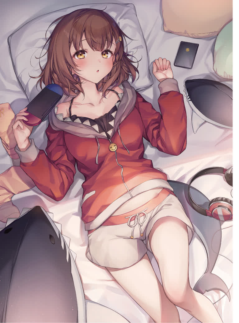 有一个女人躺在床上,手里拿着遥控器