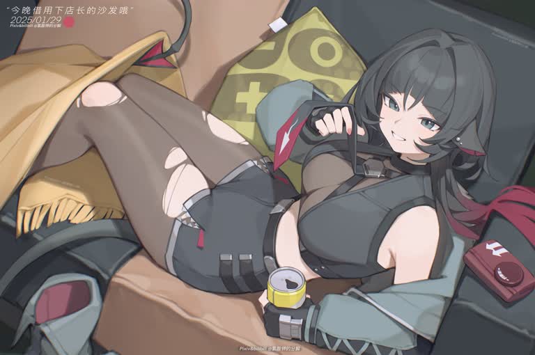 有一个女人躺在沙发上拿着手机