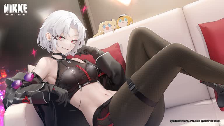 有一个女人,双腿交叉躺在沙发上