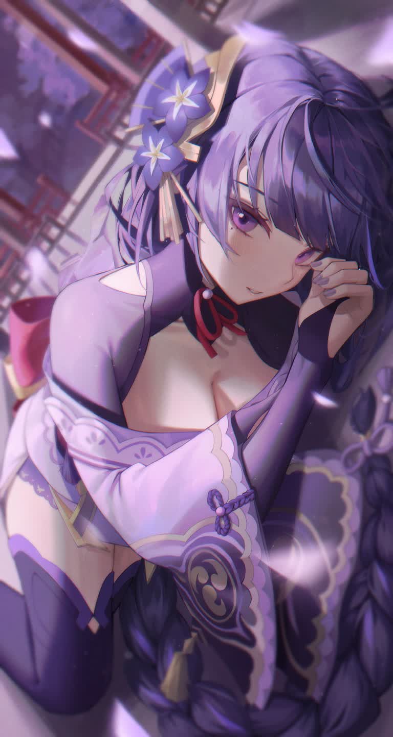 有一个女人躺着拿着手机