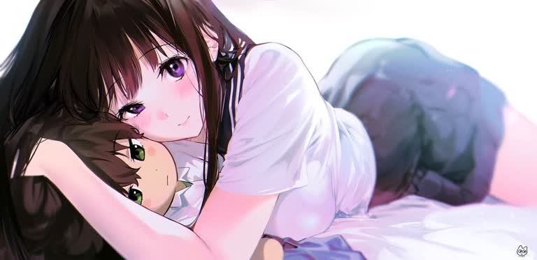 有一个女人,她正抱着一只泰迪熊躺下