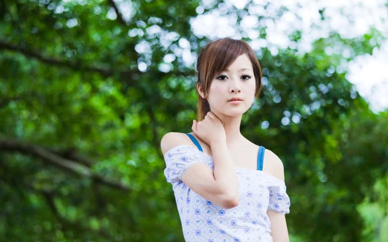有一个女人在树林里摆姿势拍照