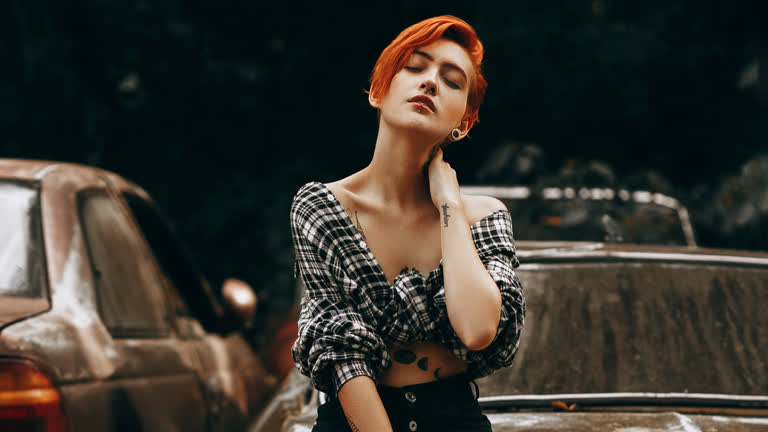 车前站着一个红发女人