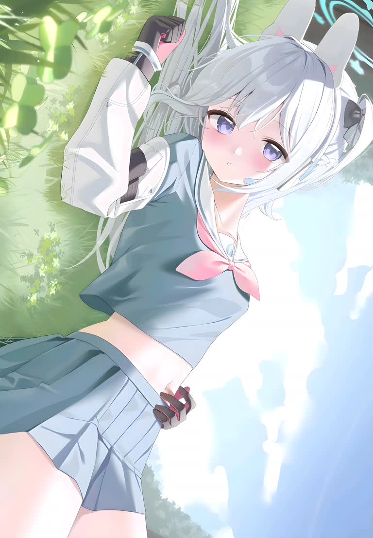 有一个穿着短裙、戴着猫耳朵的女人
