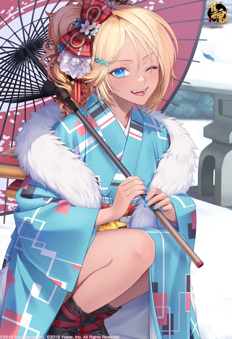 有一个女人撑着伞坐在长凳上
