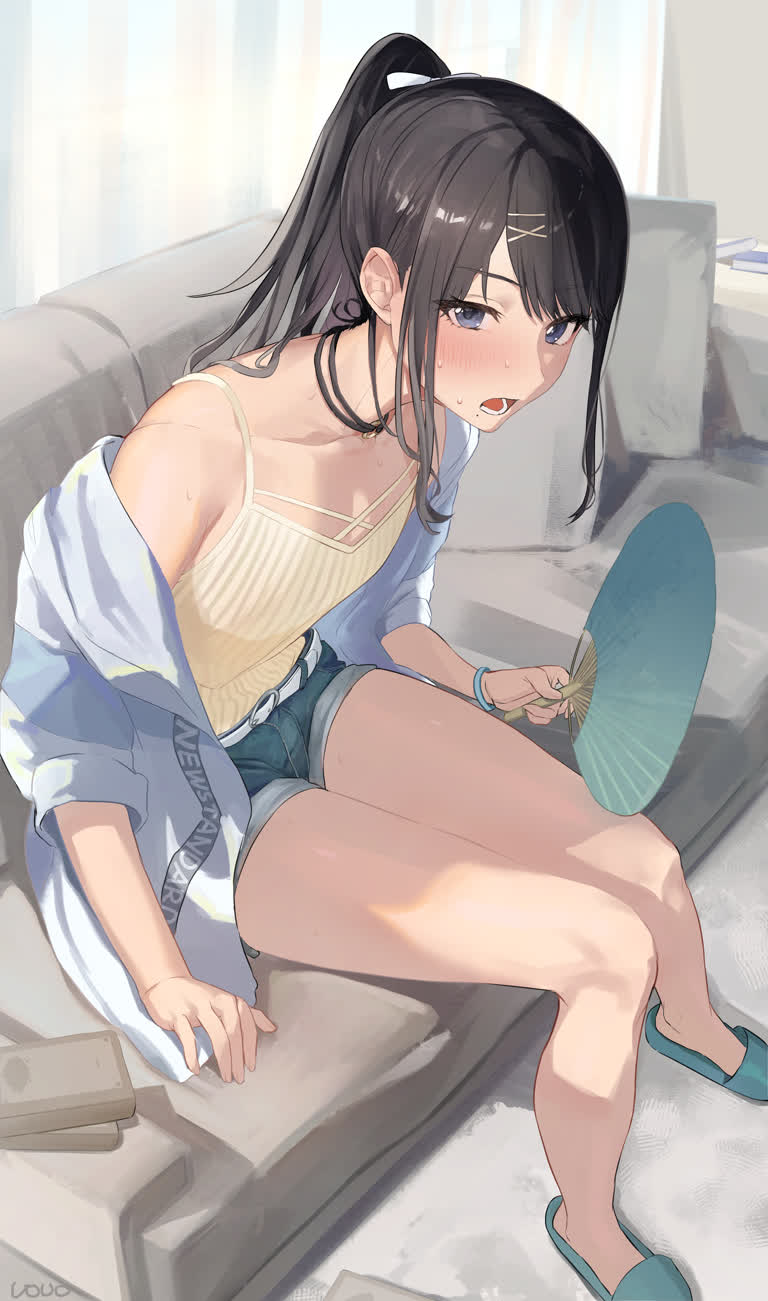 有一个女人坐在沙发上,拿着一把扇子