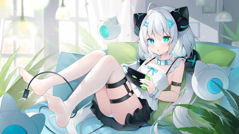 有一个女人坐在沙发上,拿着遥控器