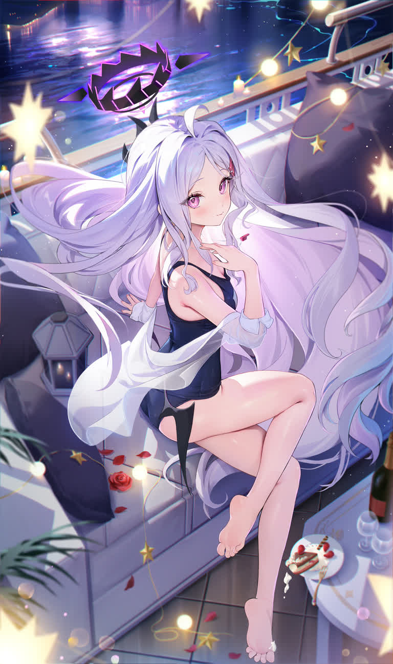 有一个女人坐在房间里的沙发上