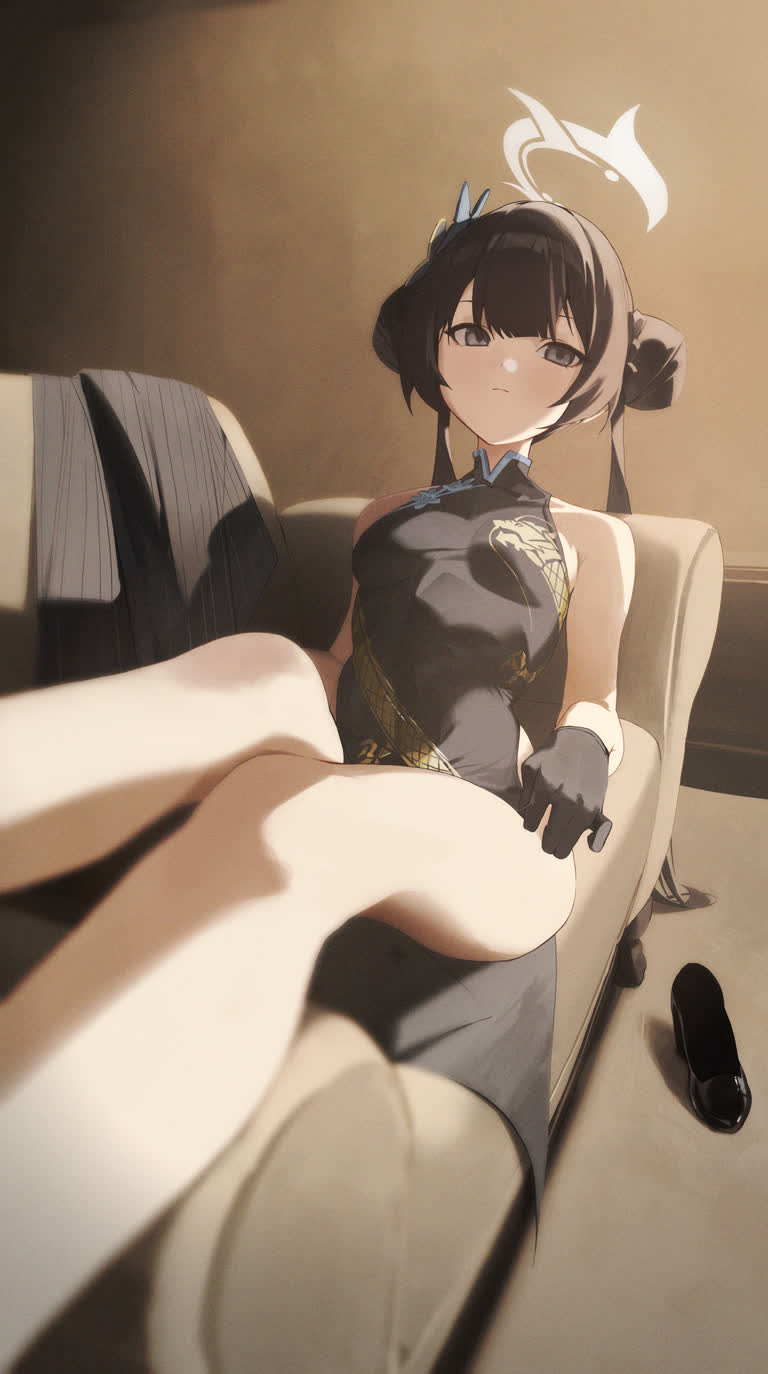 有一个女人坐在房间里的沙发上