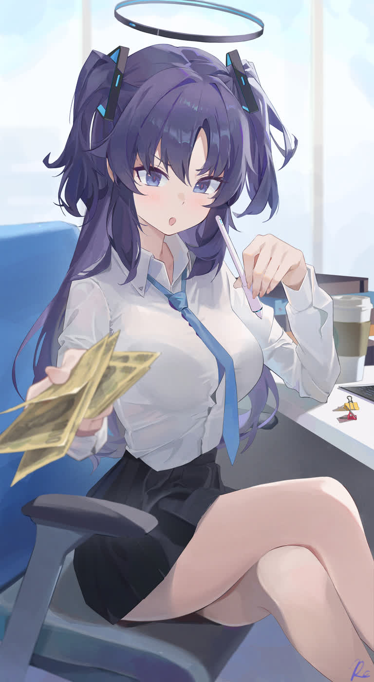 有一个女人坐在办公桌前,拿着一杯咖啡