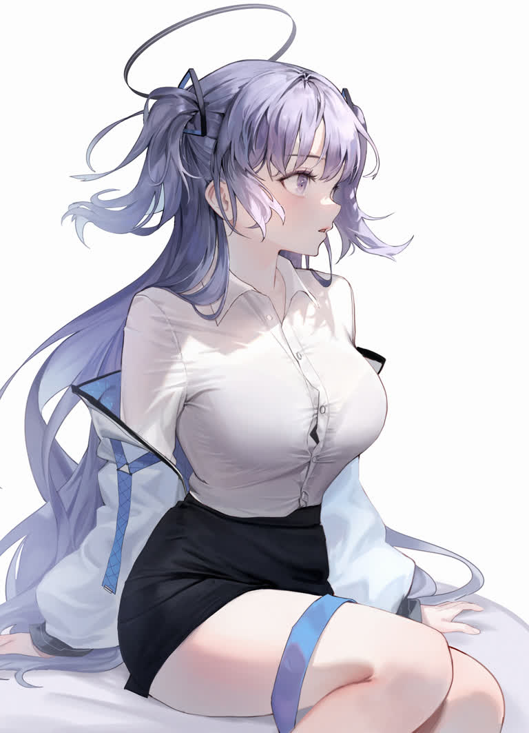 有一个女人坐在地上,手里拿着一把刀