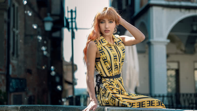 有一个女人穿着裙子坐在窗台上