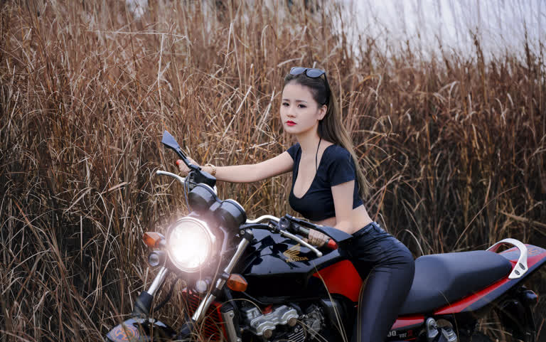 草丛里坐着摩托车的女人