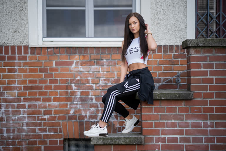 有一个女人坐在一栋楼的台阶上