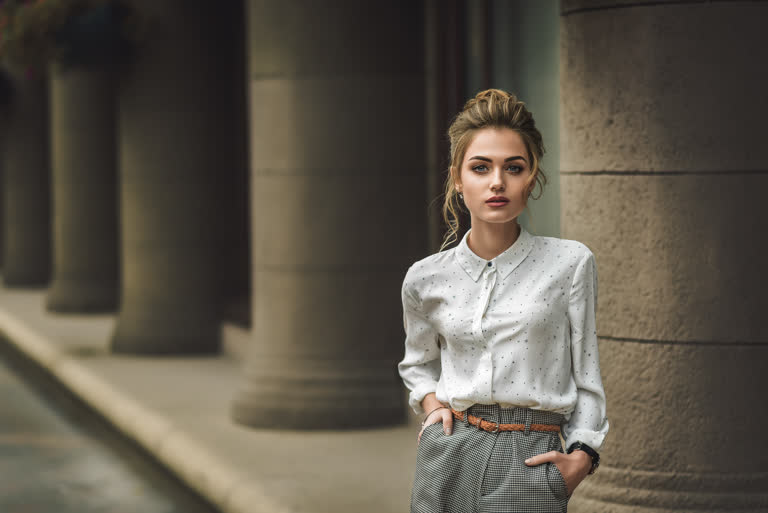有一个女人站在一栋楼前
