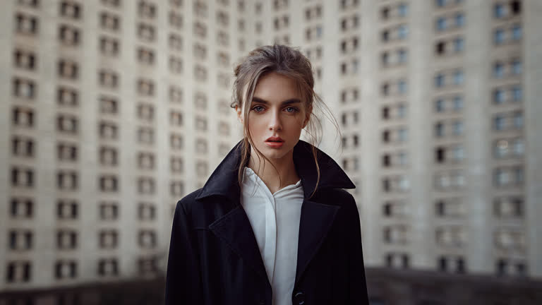 有一个女人站在一栋楼前