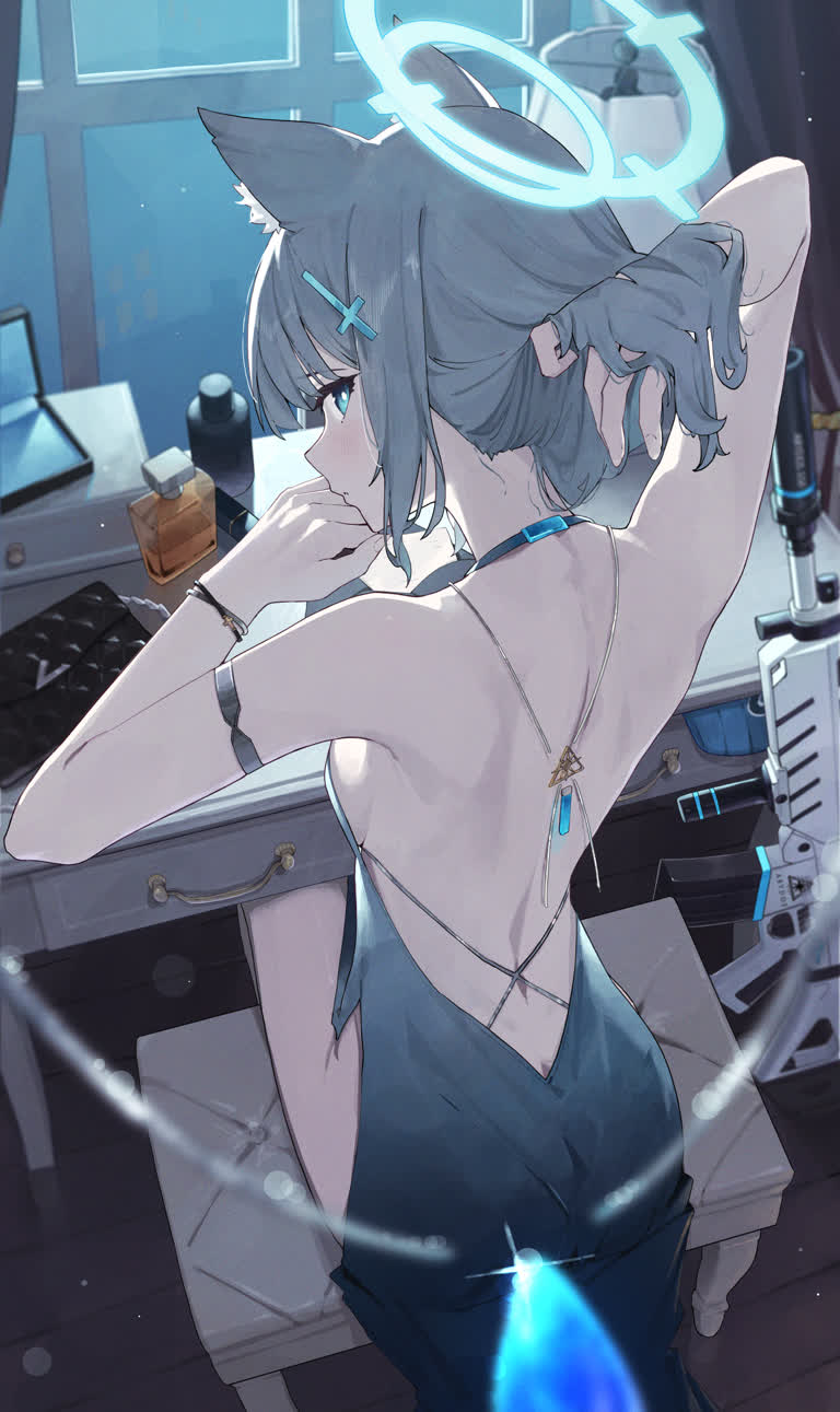有一个女人站在办公桌前