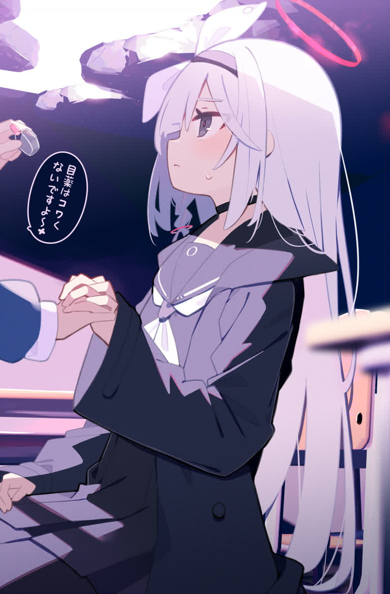 有一个女人站在键盘前