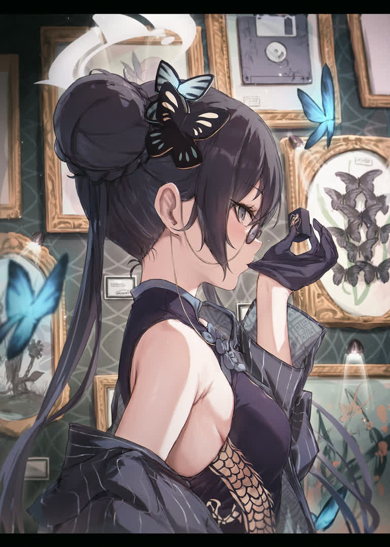 有一个女人站在墙前,墙上挂着照片