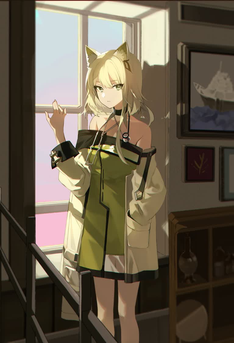 有一个女人站在窗前