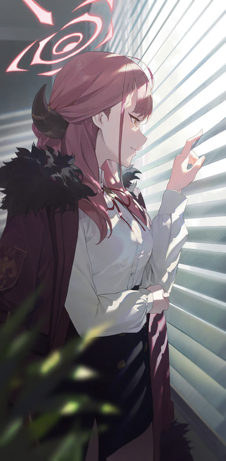 有一个女人站在窗前