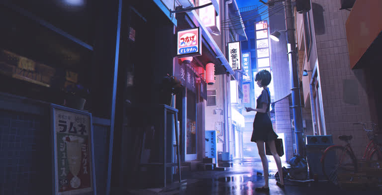 有一个女人站在一条小巷中间